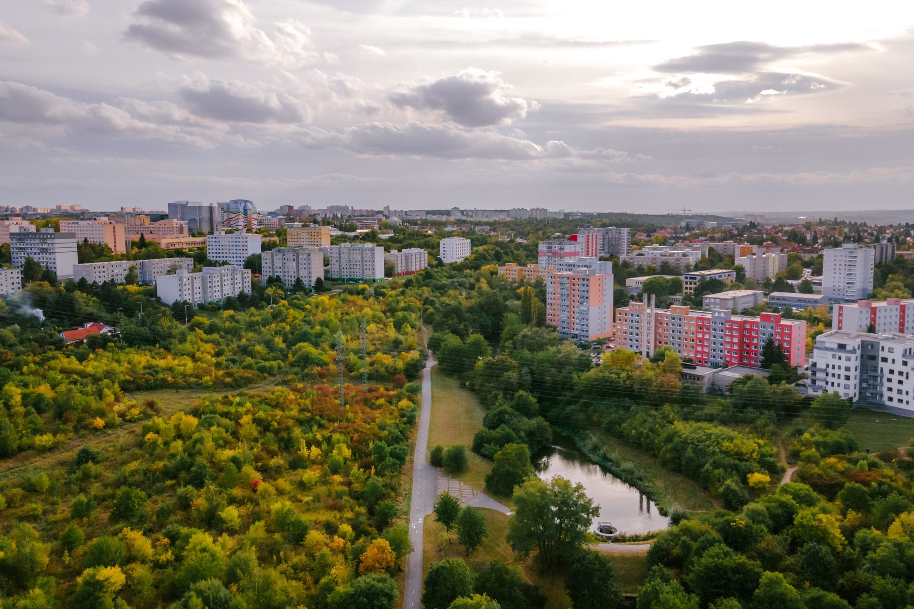 Letecký pohled na park Trojmezí a okolí Chodova